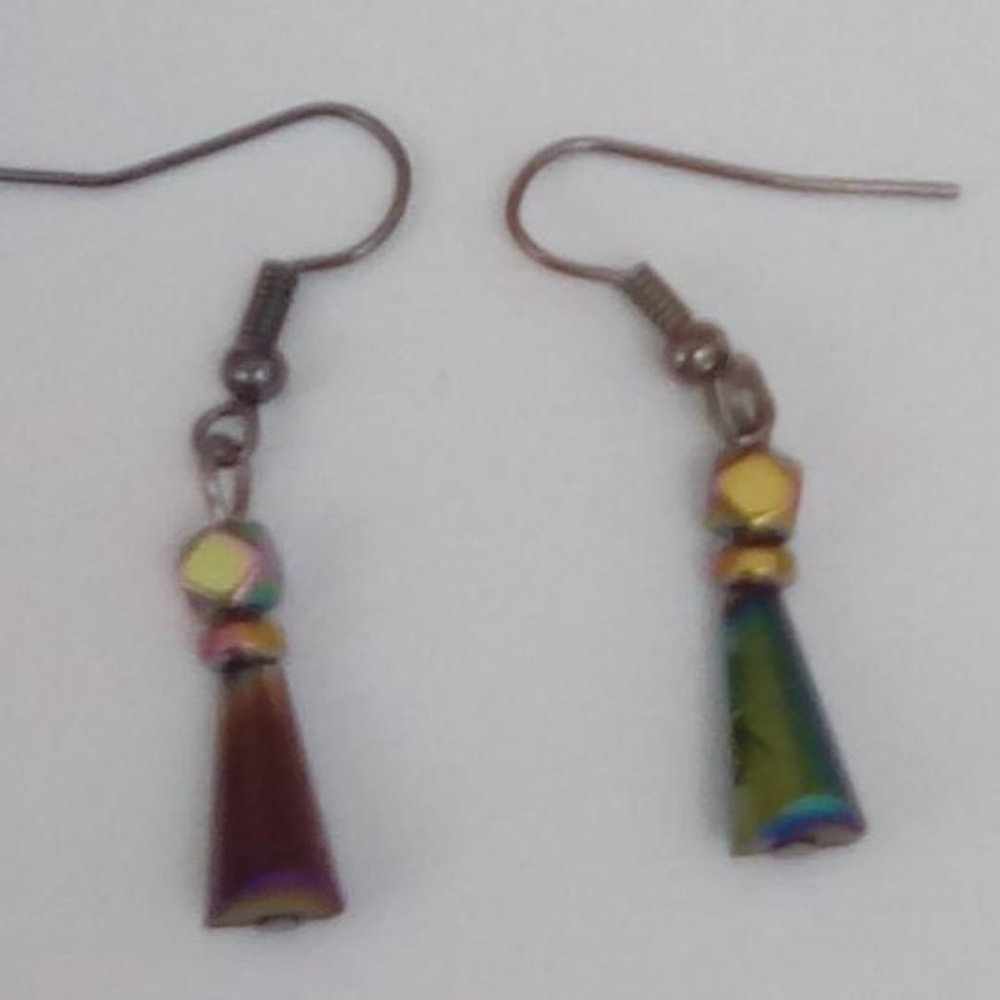 💮Metallic 'rainbow' pyramid fashion earrings